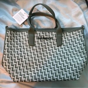 lululemon athletica Chevron Pattern Tote in Gray and White 18L